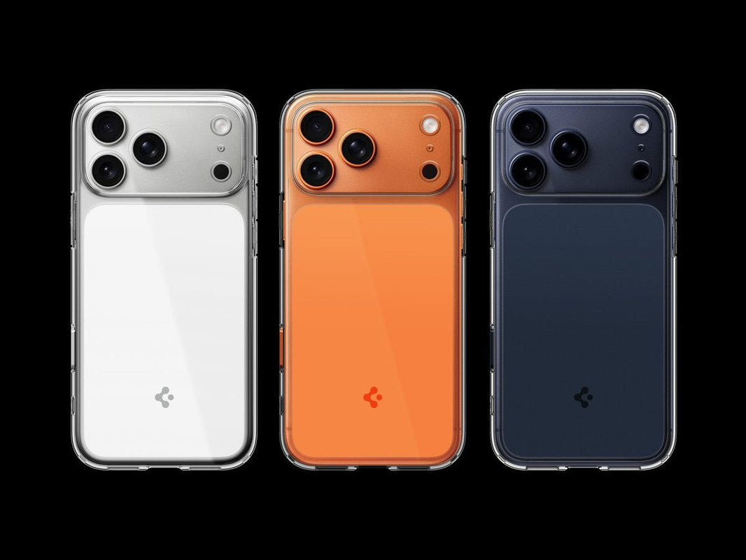 ახალი iPhone 17 სერიის მოდელები განათებულ მაგიდაზე, გვერდზე განთავსებული ეკრანის დამცავით, ქეისითა და კამერის დამცავით — პრემიუმ ტექნოლოგია დაცული აქსესუარებით.